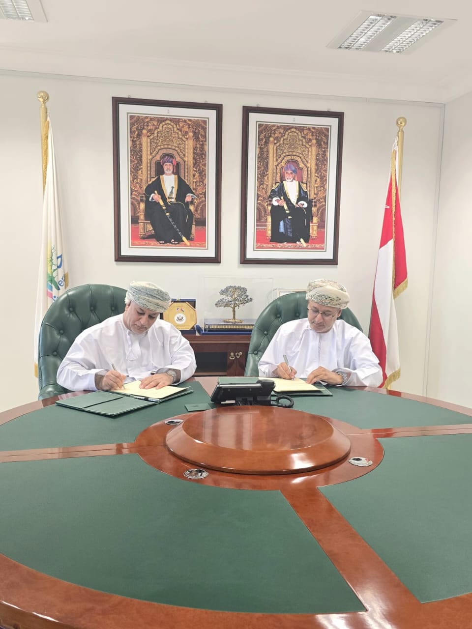 Dhofar University and ‘Commerce’ Sign Consultancy and Research Cooperation Programme